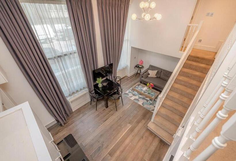 高级工作室, Queensgate Court