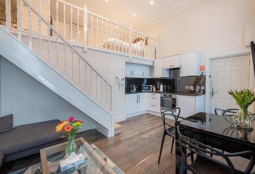 高级工作室, Queensgate Court