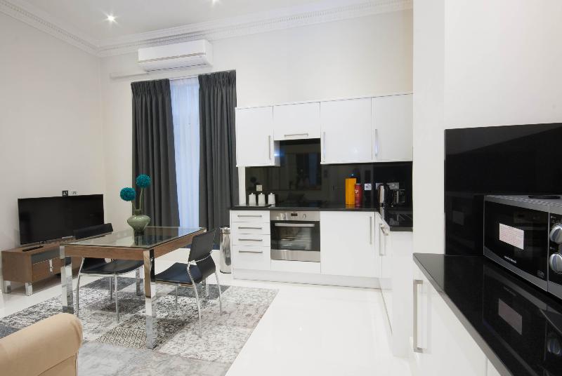 标准工作室, Queensgate Court