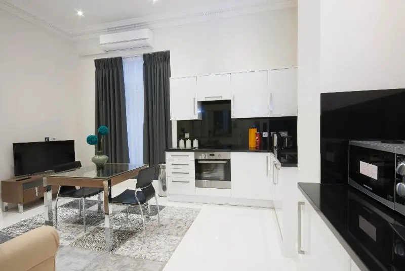 استودیوی استاندارد, Queensgate Court