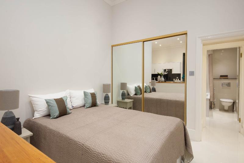 标准工作室, Queensgate Court