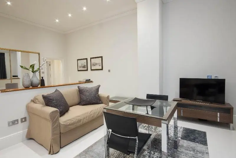 استودیوی استاندارد, Queensgate Court