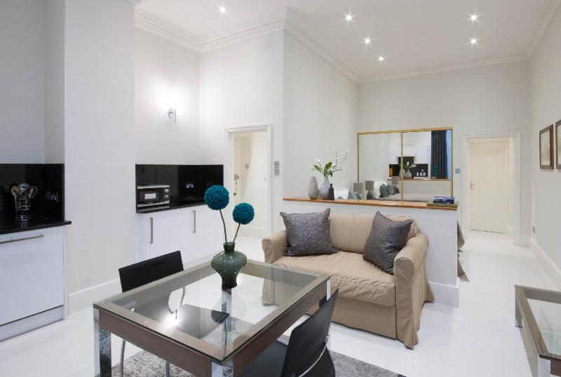 标准工作室, Queensgate Court