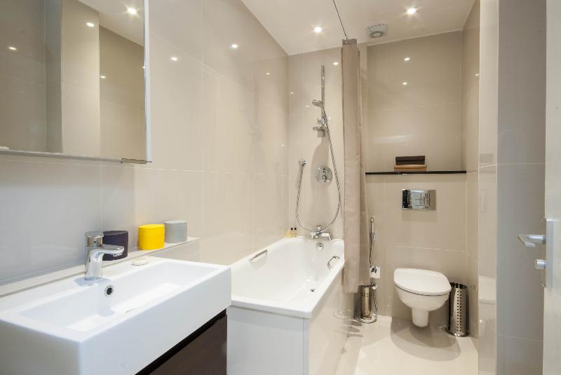 标准工作室, Queensgate Court