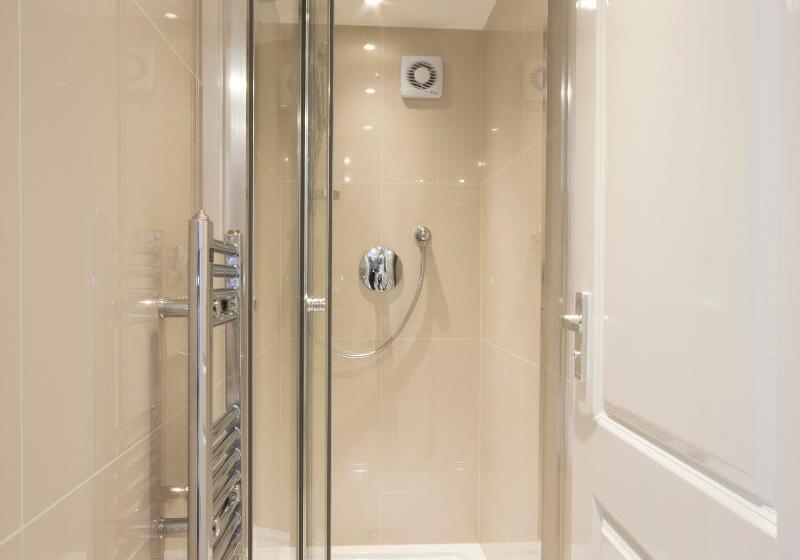 高级工作室, Queensgate Court