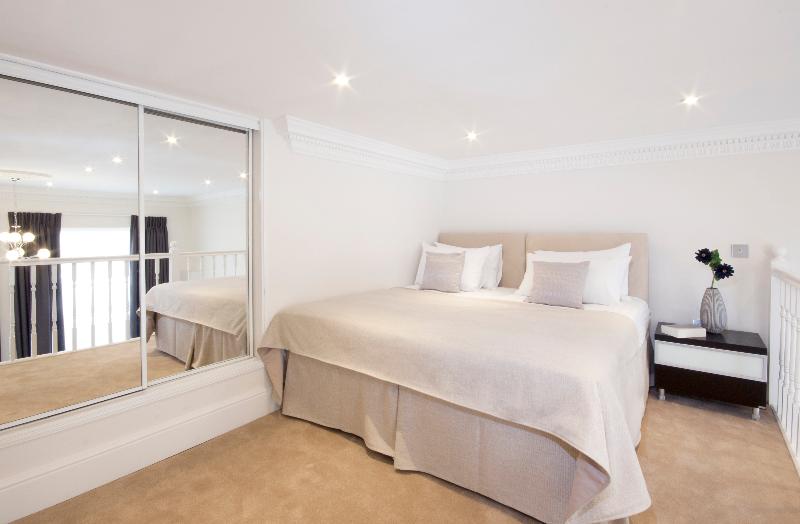 高级工作室, Queensgate Court