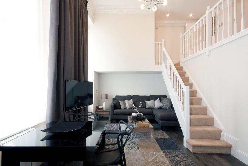 高级工作室, Queensgate Court