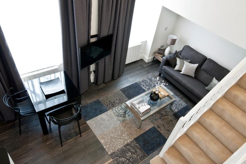 Студия Superior, Queensgate Court