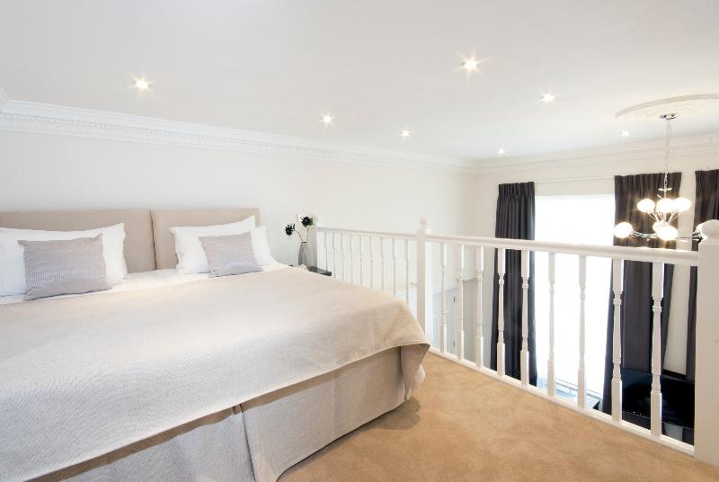 高级工作室, Queensgate Court