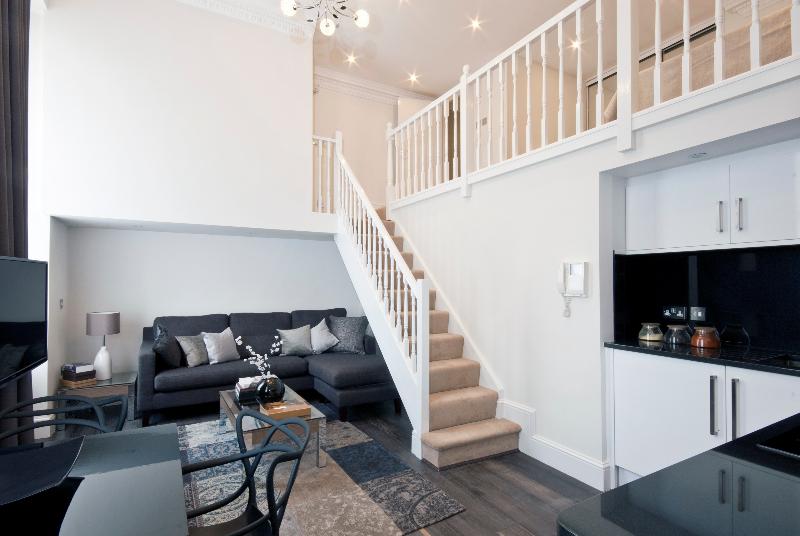 高级工作室, Queensgate Court