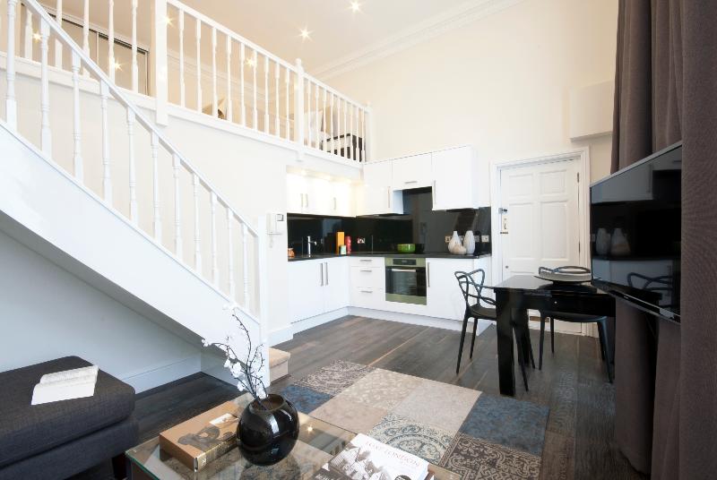 Студия Superior, Queensgate Court
