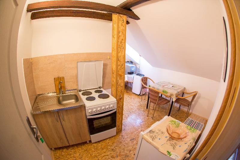 استودیوی استاندارد, Guest House Blue Coast