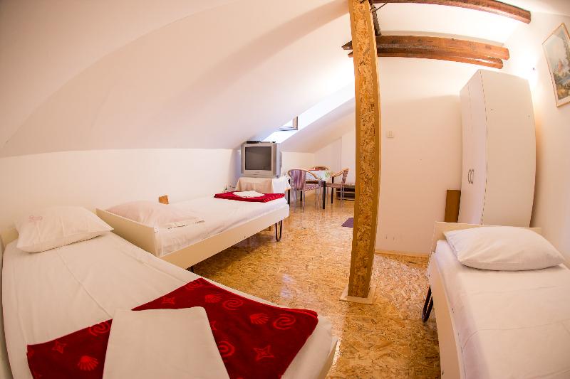 استودیوی استاندارد, Guest House Blue Coast