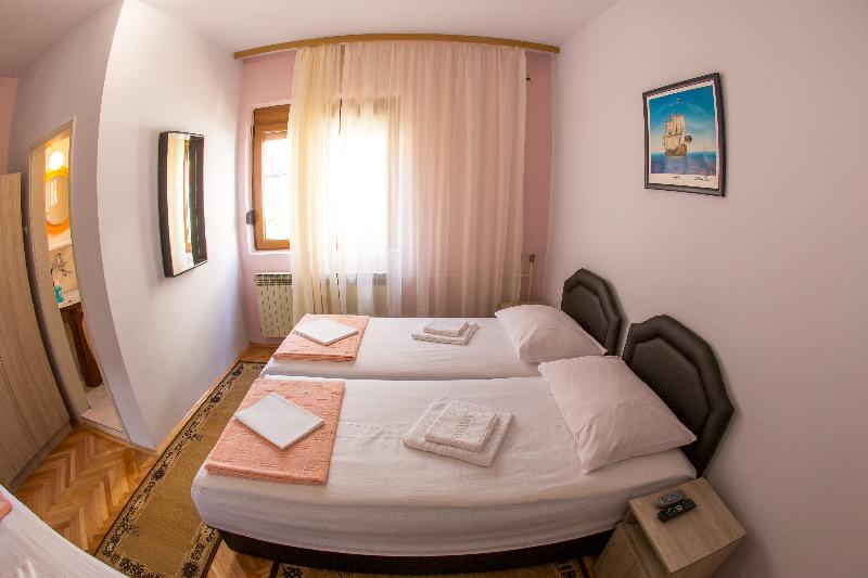 استودیوی استاندارد, Guest House Blue Coast