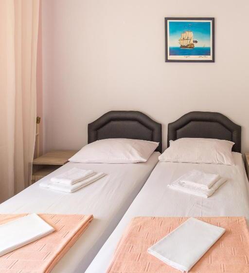 استودیوی استاندارد, Guest House Blue Coast