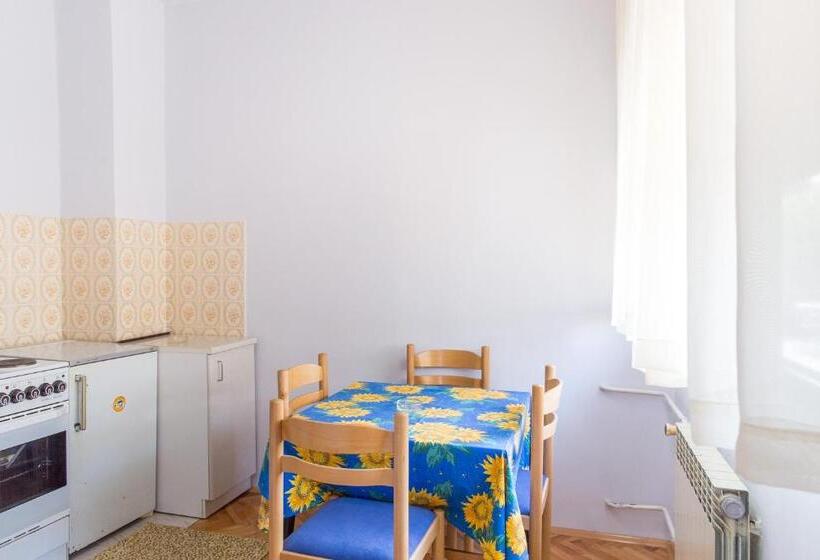 استودیوی استاندارد, Guest House Blue Coast