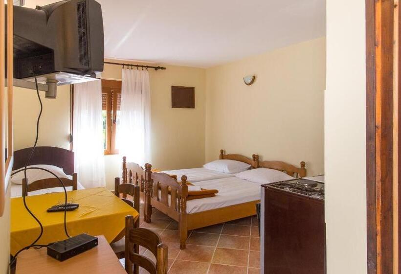 استودیوی سوپریور, Guest House Blue Coast