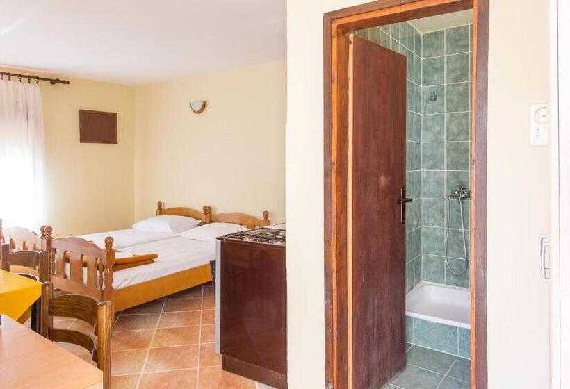 استودیوی سوپریور, Guest House Blue Coast