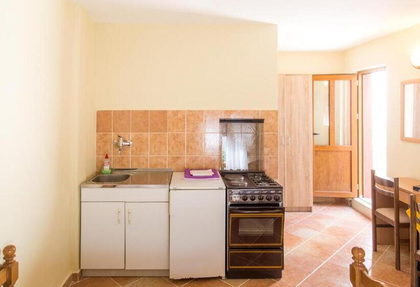 استودیوی سوپریور, Guest House Blue Coast