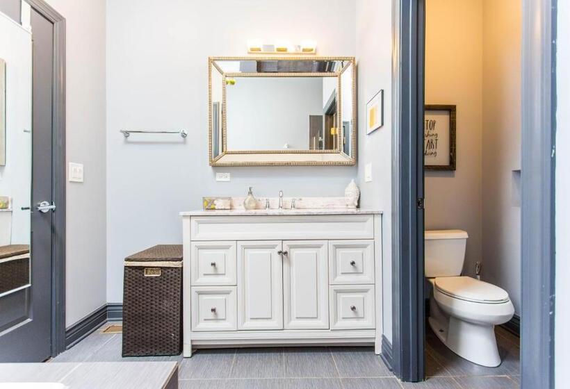 اتاق استاندارد با تخت بزرگ, Mccormick Place Guest House