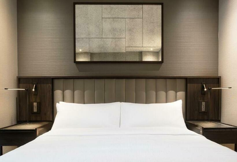 اتاق استاندارد با تخت بزرگ, The Row Hotel At Assembly Row, Autograph Collection