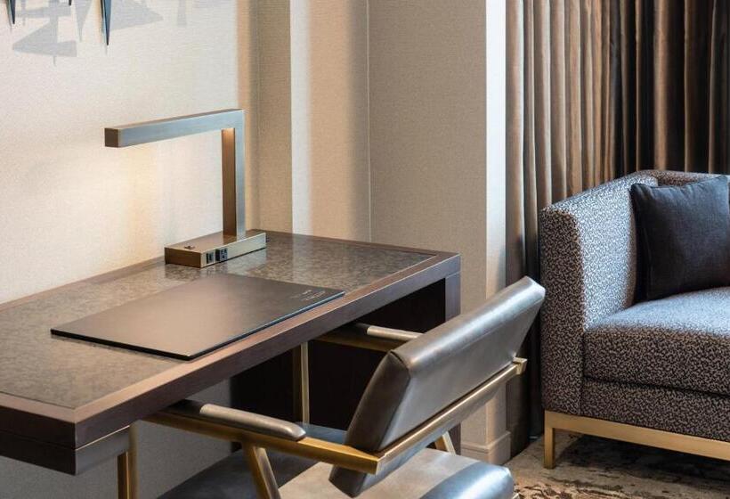اتاق استاندارد با تخت بزرگ, The Row Hotel At Assembly Row, Autograph Collection
