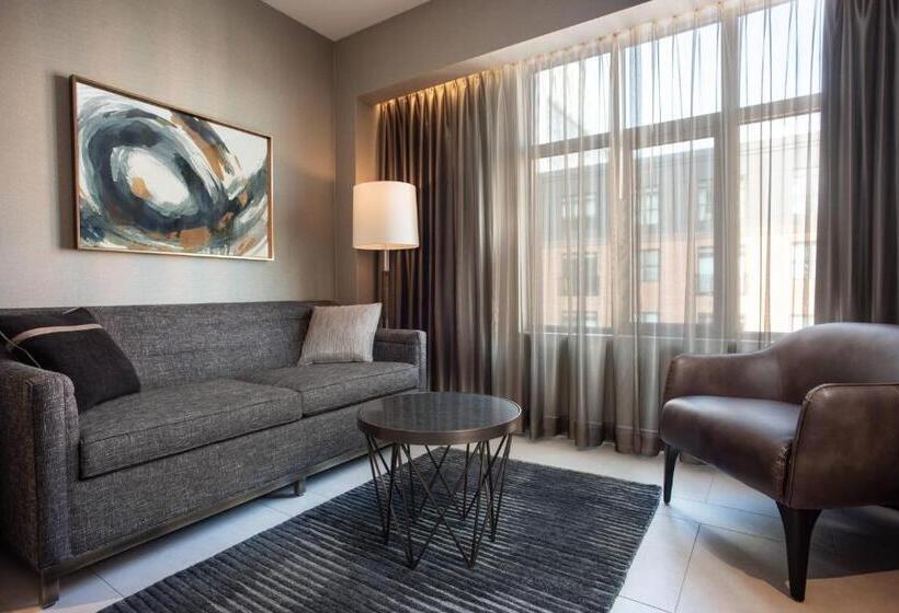 اتاق استاندارد با تخت بزرگ, The Row Hotel At Assembly Row, Autograph Collection