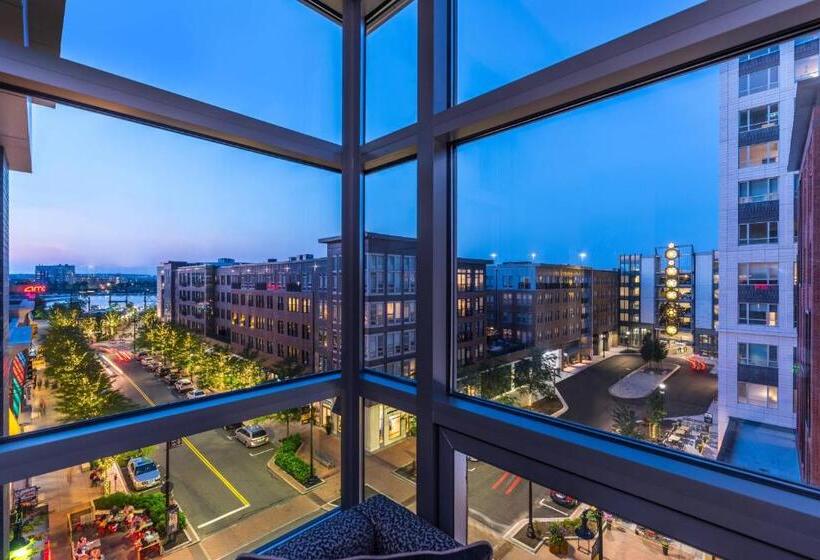 اتاق لوکس با تخت بزرگ, The Row Hotel At Assembly Row, Autograph Collection