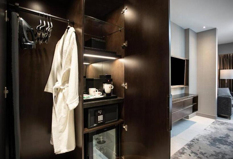 اتاق لوکس با تخت بزرگ, The Row Hotel At Assembly Row, Autograph Collection