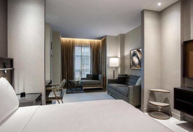 اتاق لوکس با تخت بزرگ, The Row Hotel At Assembly Row, Autograph Collection