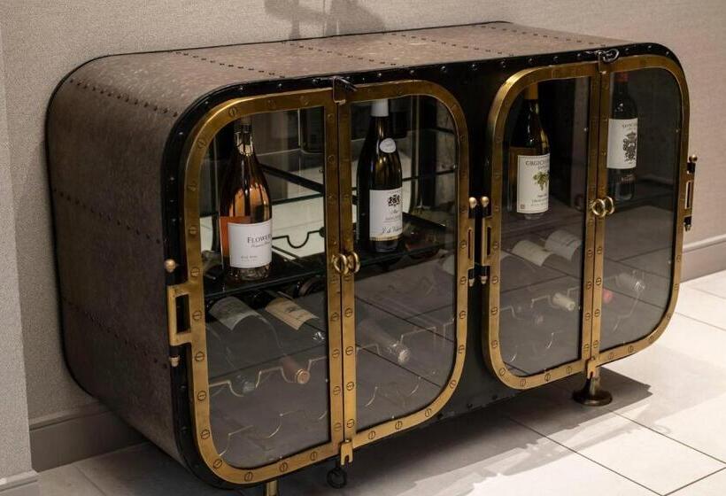 سوئیت با تخت بزرگ, The Row Hotel At Assembly Row, Autograph Collection