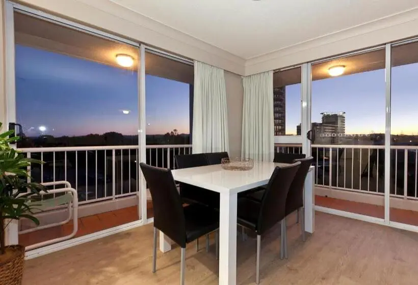 オーシャンビューの２ベッドルームデラックスアパート, Meridian Tower Kirra Beach