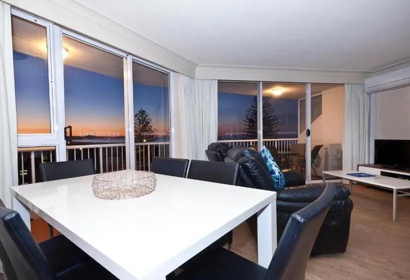 オーシャンビューの２ベッドルームデラックスアパート, Meridian Tower Kirra Beach
