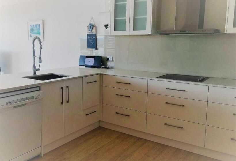 2 Bedroom Deluxe Apartment Sea View, Meridian Tower Kirra Beach