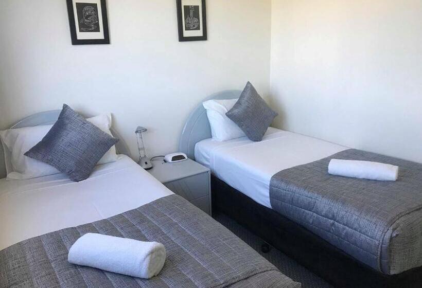 Superior 2-bedroom flat with sea view, Meridian Tower Kirra Beach