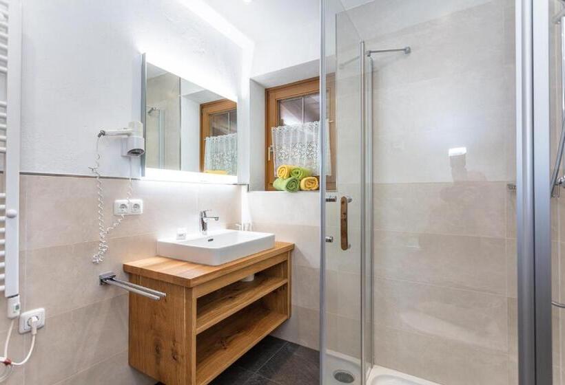 חדר סטנדרט לארבעה, Pension Lackenbauer