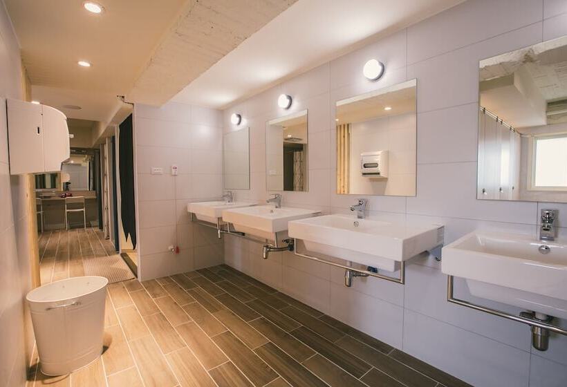 اتاق استاندارد با سرویس بهداشتی مشترک, Stray Birds Taichung Hostel