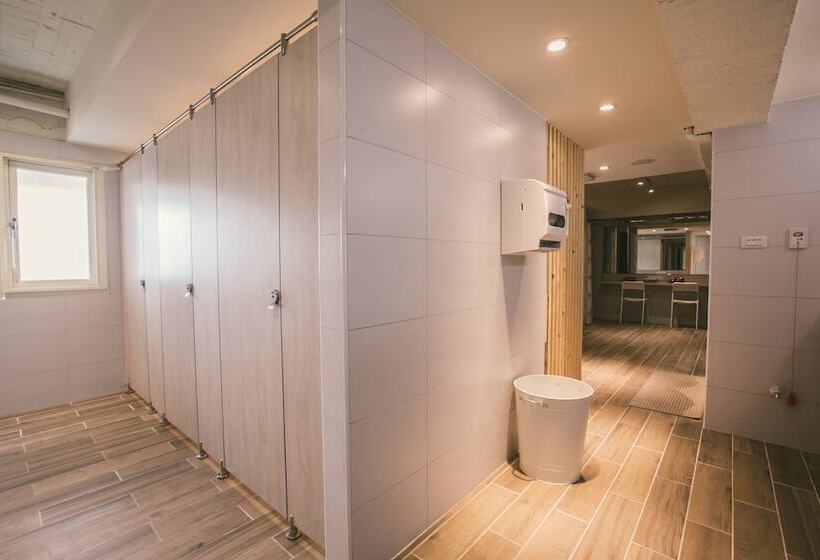 اتاق استاندارد با سرویس بهداشتی مشترک, Stray Birds Taichung Hostel