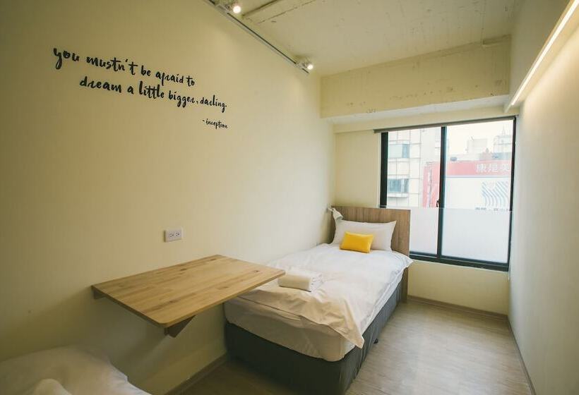 اتاق استاندارد با سرویس بهداشتی مشترک, Stray Birds Taichung Hostel