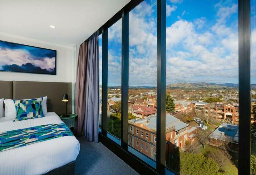 سوئیت با تخت بزرگ, Mantra Albury