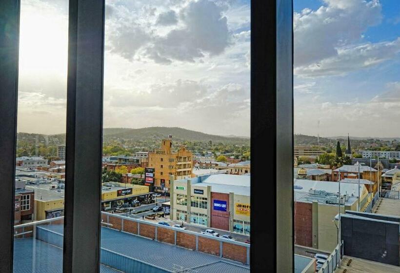 اتاق خانوادگی, Mantra Albury