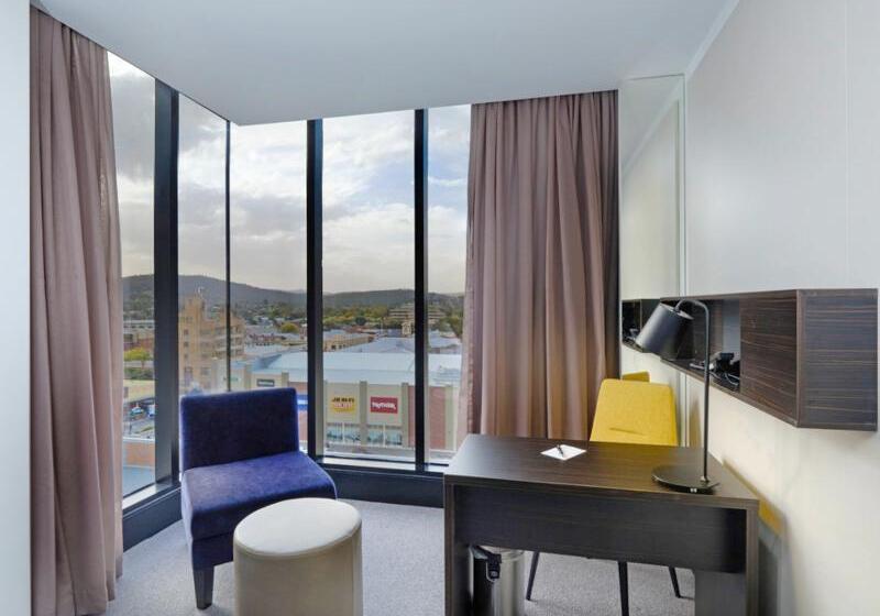 اتاق خانوادگی, Mantra Albury