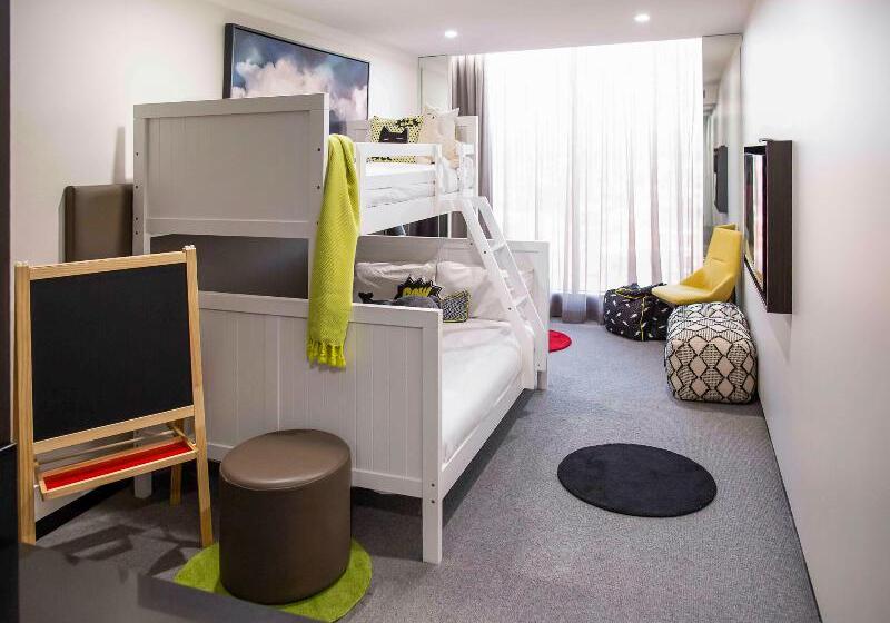 اتاق خانوادگی, Mantra Albury