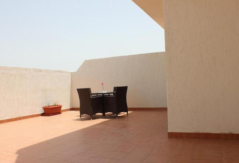 דירת חדר עם טרסה, Refal Homes