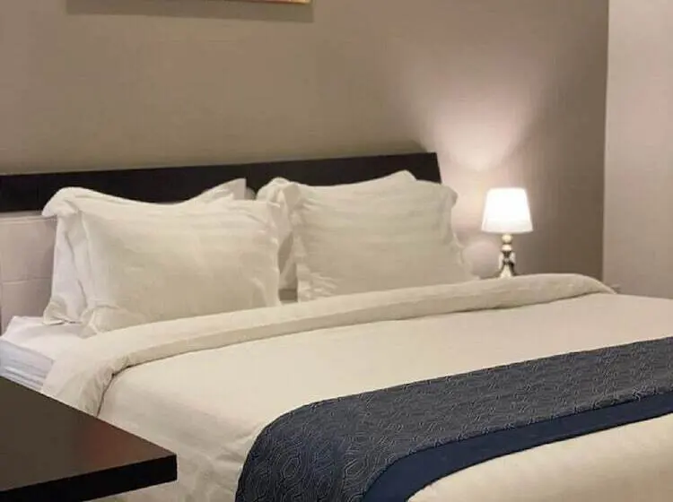 Villa 3 Makuuhuonetta, Remaz Suites