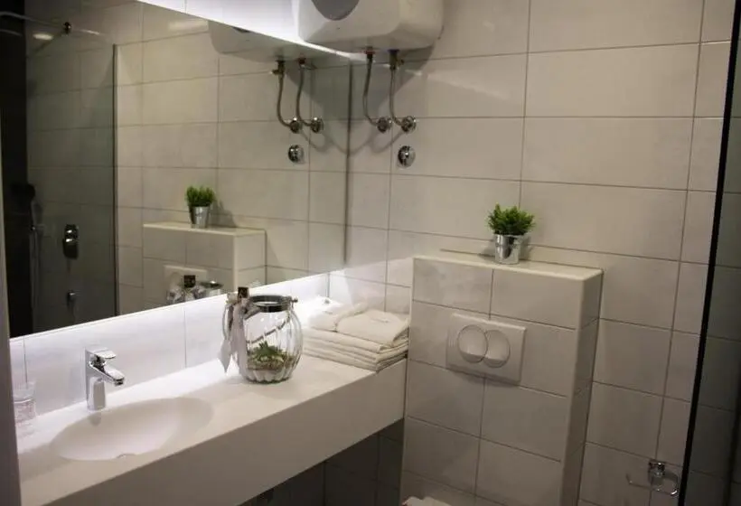 اتاق لوکس سه تخته, Rooms Villa Downtown