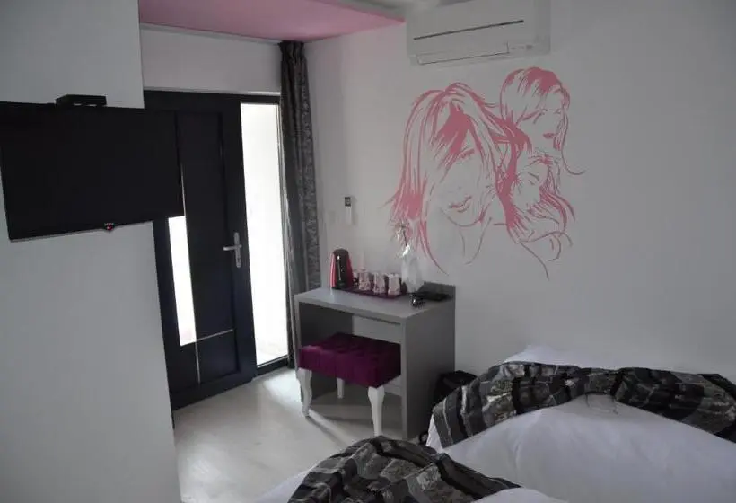 اتاق لوکس سه تخته, Rooms Villa Downtown