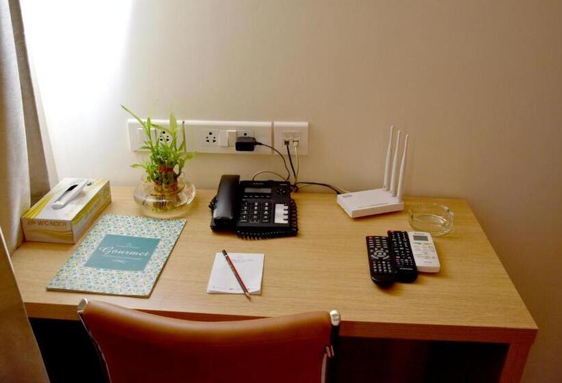 スタンダードスタジオ, Starlit Suites Neemrana