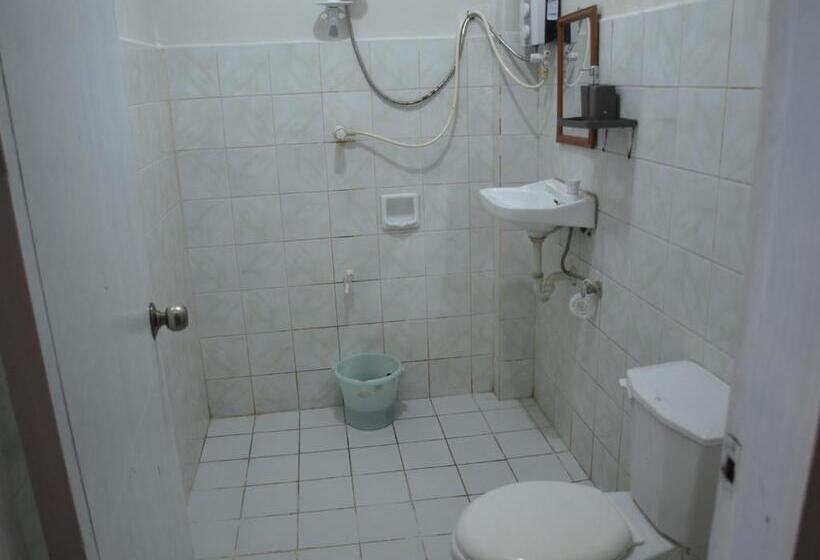 اتاق استاندارد با چشمانداز استخر, The Sharks Tail Dive Center