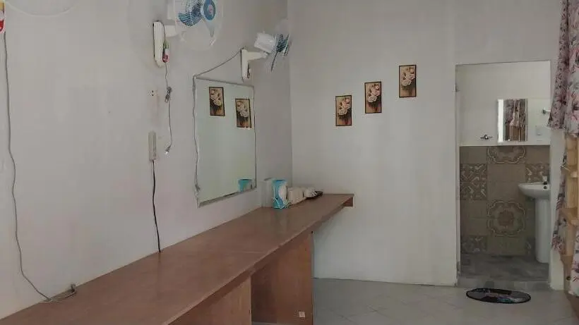ルームシェアのワンベッド, The Sharks Tail Dive Center